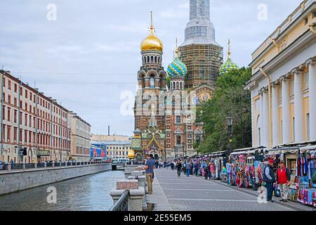 Negozi di souvenir e Chiesa del Salvatore sul sangue versato, ex chiesa ortodossa russa, ora museo nella città di San Pietroburgo, Russia Foto Stock