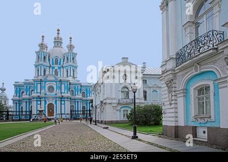 Cattedrale di Smolny / Convento Smolny della Resurrezione su Ploschad Rastrelli / Piazza Rastrelli nella città di San Pietroburgo, Russia Foto Stock