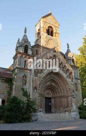 Budapest, Ungheria - 18 luglio 2012: Vista frontale della Cappella Jaki con i suoi rilievi e statue, nel famoso Castello Vajdahunyad, a Budapest, nel C. Foto Stock