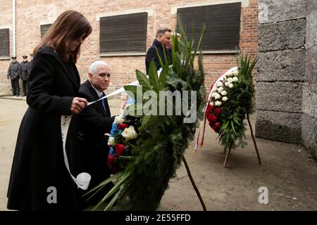 Oswiecim, Polonia - 18 febbraio 2019: Mike Pence, Vicepresidente degli Stati Uniti, visita all'ex campo di concentramento nazista Auschwitz-Birkenau. Foto Stock