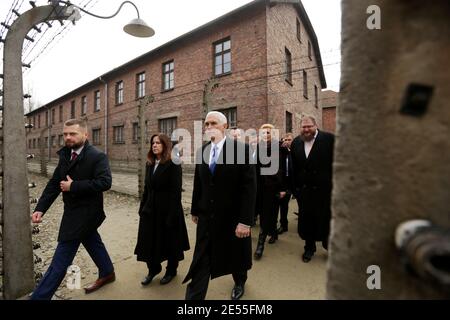 Oswiecim, Polonia - 18 febbraio 2019: Mike Pence, Vicepresidente degli Stati Uniti, visita all'ex campo di concentramento nazista Auschwitz-Birkenau. Foto Stock