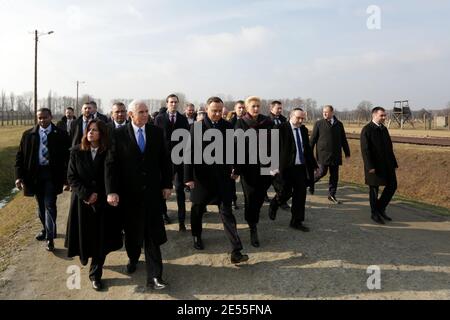 Oswiecim, Polonia - 18 febbraio 2019: Mike Pence, Vicepresidente degli Stati Uniti, visita all'ex campo di concentramento nazista Auschwitz-Birkenau. Foto Stock