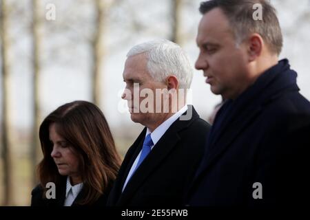 Oswiecim, Polonia - 18 febbraio 2019: Mike Pence, Vicepresidente degli Stati Uniti, visita all'ex campo di concentramento nazista Auschwitz-Birkenau. Foto Stock