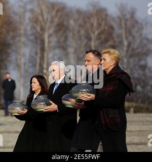 Oswiecim, Polonia - 18 febbraio 2019: Mike Pence, Vicepresidente degli Stati Uniti, visita all'ex campo di concentramento nazista Auschwitz-Birkenau. Foto Stock