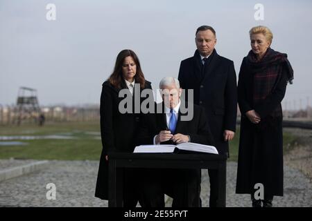 Oswiecim, Polonia - 18 febbraio 2019: Mike Pence, Vicepresidente degli Stati Uniti, visita all'ex campo di concentramento nazista Auschwitz-Birkenau. Foto Stock