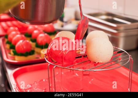 il processo di preparazione di un dessert europeo moderno Foto Stock