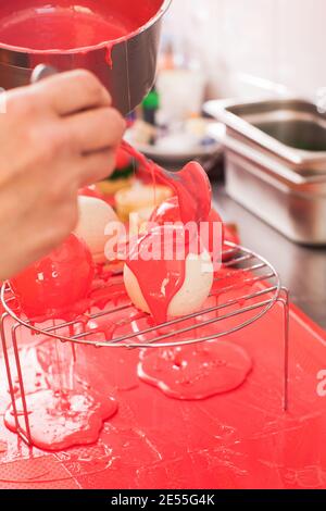 I dolci alla moda della mousse francese con riflessi rossi Foto Stock