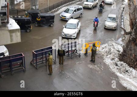 25 gennaio 2021: Srinagar, Kashmir. 25 gennaio 2021. Le forze di polizia indiane e i soldati paramilitari applicano restrizioni e una stretta sicurezza a Srinagar, nel Kashmir amministrato dall'indiano, alla vigilia della Giornata della Repubblica dell'India. Le strade sono state chiuse e i punti di controllo sono stati allestiti nell'ambito di maggiori misure volte a garantire un passaggio regolare delle celebrazioni del giorno della Repubblica nella valle del Kashmir. La Giornata della Repubblica dell'India segna la prima volta che la costituzione dell'India è entrata in vigore il 26 gennaio 1950, con il paese che si trasforma in una repubblica indipendente (immagine di credito: © Muzamil Mattoo/IMAGESLIVE via ZUMA Wire) Foto Stock