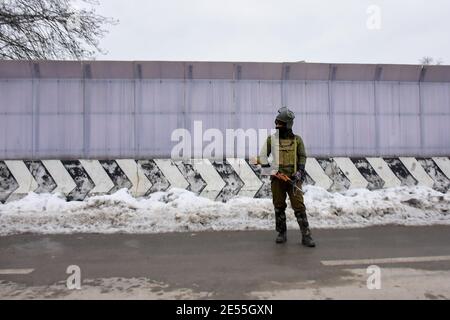 25 gennaio 2021: Srinagar, Kashmir. 25 gennaio 2021. Le forze di polizia indiane e i soldati paramilitari applicano restrizioni e una stretta sicurezza a Srinagar, nel Kashmir amministrato dall'indiano, alla vigilia della Giornata della Repubblica dell'India. Le strade sono state chiuse e i punti di controllo sono stati allestiti nell'ambito di maggiori misure volte a garantire un passaggio regolare delle celebrazioni del giorno della Repubblica nella valle del Kashmir. La Giornata della Repubblica dell'India segna la prima volta che la costituzione dell'India è entrata in vigore il 26 gennaio 1950, con il paese che si trasforma in una repubblica indipendente (immagine di credito: © Muzamil Mattoo/IMAGESLIVE via ZUMA Wire) Foto Stock