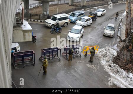 25 gennaio 2021: Srinagar, Kashmir. 25 gennaio 2021. Le forze di polizia indiane e i soldati paramilitari applicano restrizioni e una stretta sicurezza a Srinagar, nel Kashmir amministrato dall'indiano, alla vigilia della Giornata della Repubblica dell'India. Le strade sono state chiuse e i punti di controllo sono stati allestiti nell'ambito di maggiori misure volte a garantire un passaggio regolare delle celebrazioni del giorno della Repubblica nella valle del Kashmir. La Giornata della Repubblica dell'India segna la prima volta che la costituzione dell'India è entrata in vigore il 26 gennaio 1950, con il paese che si trasforma in una repubblica indipendente (immagine di credito: © Muzamil Mattoo/IMAGESLIVE via ZUMA Wire) Foto Stock