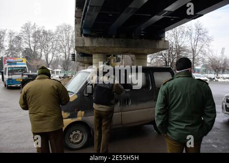 25 gennaio 2021: Srinagar, Kashmir. 25 gennaio 2021. Le forze di polizia indiane e i soldati paramilitari applicano restrizioni e una stretta sicurezza a Srinagar, nel Kashmir amministrato dall'indiano, alla vigilia della Giornata della Repubblica dell'India. Le strade sono state chiuse e i punti di controllo sono stati allestiti nell'ambito di maggiori misure volte a garantire un passaggio regolare delle celebrazioni del giorno della Repubblica nella valle del Kashmir. La Giornata della Repubblica dell'India segna la prima volta che la costituzione dell'India è entrata in vigore il 26 gennaio 1950, con il paese che si trasforma in una repubblica indipendente (immagine di credito: © Muzamil Mattoo/IMAGESLIVE via ZUMA Wire) Foto Stock