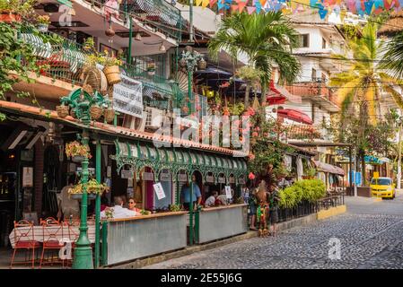 Ristoranti e appartamenti a zona Romantica a Puerto Vallarta, Jalisco, Messico. Foto Stock