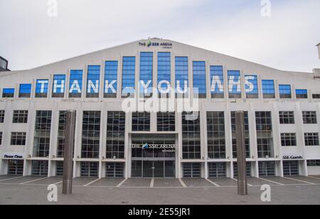 Il messaggio "Thank You NHS" (grazie NHS) viene visualizzato presso la SSE Arena di Wembley durante il blocco del coronavirus. Londra, Regno Unito Gennaio 2021. Foto Stock