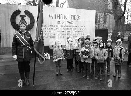 15 settembre 1983, Sassonia, Delitzsch: Bambini asilo e pionieri stand al monumento Wilhelm Pieck a Delitzsch nel settembre 1983. La data esatta della foto non è nota. Foto: Volkmar Heinz/dpa-Zentralbild/ZB Foto Stock