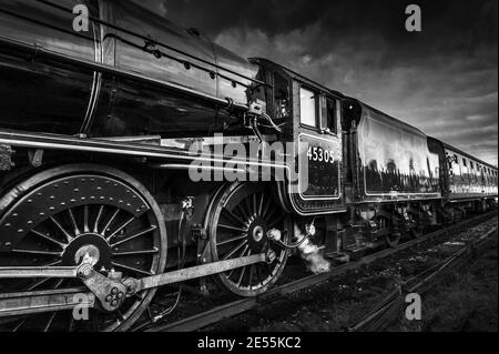 London Midland e Scottish Railway Stanier Classe 5 4-6-0 numero 45305 è una locomotiva a vapore conservata sulla Great Central Railway. Foto Stock