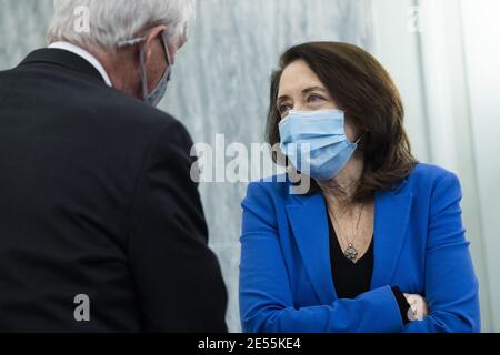 Washington, Stati Uniti. 26 gennaio 2021. Il Presidente Roger Wicker, R-Miss., e la Sen. Maria Cantwell, D-Wash., hanno ricevuto durante l'audizione di conferma del Comitato del Senato Commercio, Scienza e Trasporti per Gina Raimondo, nominata Segretario del Commercio, nell'edificio degli uffici del Senato Russell a Washington, DC, martedì 26 gennaio 2021. Foto in piscina di Tom Williams/UPI Credit: UPI/Alamy Live News Foto Stock