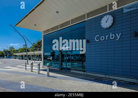 Esterno della stazione ferroviaria di Corby. Foto Stock