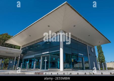 Esterno della stazione ferroviaria di Corby. Foto Stock