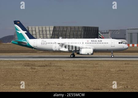 Airbus A320-200 di nuova costruzione per Singaporean SilkAir con registrazione temporanea D-AXAR presso l'aeroporto Finkenwerder di Amburgo (impianto Airbus). Foto Stock