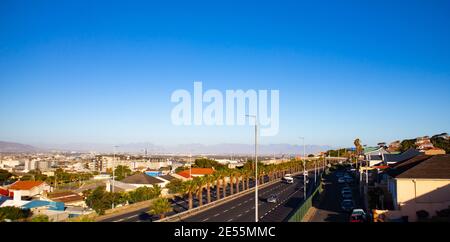 Nelson Mandela Boulevard- Città del Capo, Sud Africa - 25-01-2021 vista laterale boulevard nel tardo pomeriggio. Il sole su Città del Capo. Foto Stock
