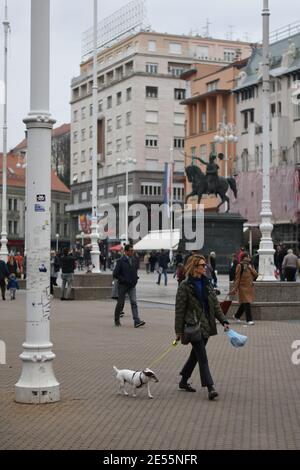 Scena di strada da Zagabria, Croazia. Ban Josip Jelacic Square. Foto Stock