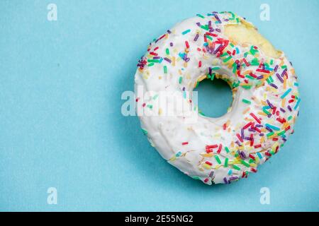 ciambella appena sfornata isolata su sfondo blu Foto Stock