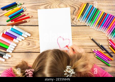 La bambina prepara le carte con i cuori per San Valentino. Il disegno è  fatto da un bambino con matite colorate o penne in feltro-punta. Disegno  per bambini. Visualizza Foto stock - Alamy