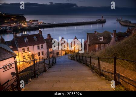 Vista di Whitby dai gradini che conducono dall'Abbazia. Foto Stock