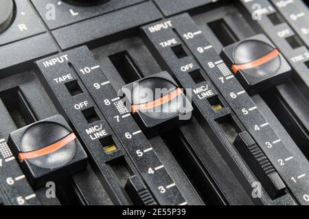 Vista macro del cursore del volume sulla scheda di mixaggio di una macchina registratore a nastro vintage. Foto Stock