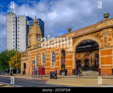 Elizabeth House e St Georges Tower dietro la stazione ferroviaria di Leicester. Foto Stock
