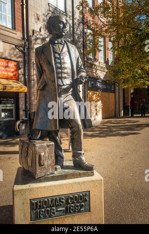 Statua di Thomas Cook fuori dalla stazione ferroviaria di Leicester. Foto Stock