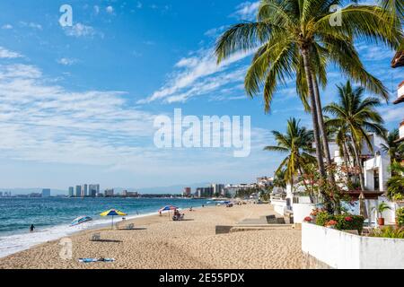 Spiaggia di gamberi (Playa Camarones), dall'estremità nord del Malecon a Puerto Vallarta, Jalisco, Messico. Foto Stock