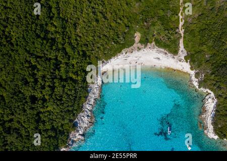 Aereo di una spiaggia isolata con acque turchesi in Grecia. Foto Stock