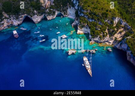 Foto aerea di uno yacht privato a vela in una spiaggia appartata in Grecia. Foto Stock