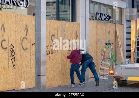 MAASTRICHT, PAESI BASSI, GENNAIO 26: I proprietari di negozi sono visti barricare le finestre della loro attività il 26 gennaio 2021 a Maastricht, Paesi Bassi per evitare possibili saccheggi, in quanto le autorità sono in allerta per le rivolte per la terza notte di fila dopo che il governo olandese ha messo in atto un coprifuoco per fermare l'ulteriore diffusione del coronavirus. (Foto di Frank Curbusch/BSR Agency/Alamy Live News) Foto Stock