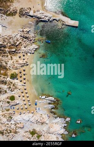 Foto aerea di una splendida spiaggia rocciosa nelle isole Paros. Foto Stock