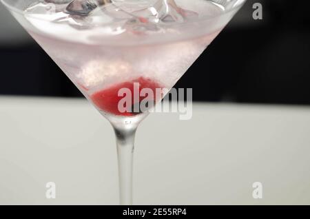 Halloween bevanda in un bicchiere martini a base di vodka, liquore alla crema e grenadina con un elemento decorativo commestibile a forma di occhio, un coccodone spaventoso Foto Stock