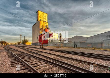 Vecchio silo di grano lungo le piste ferroviarie a Mesa, Arizona Foto Stock