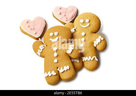 Biscotti di pan di zenzero a forma di uomo e cuore su bianco Foto Stock