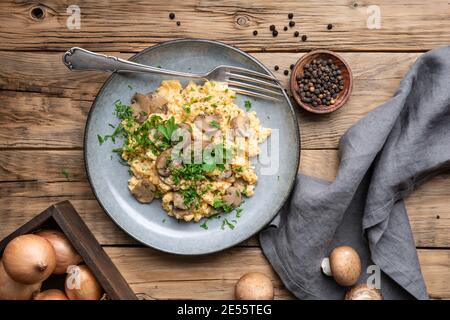 Uova strapazzate nutrienti con funghi, cipolla e prezzemolo per colazione Foto Stock