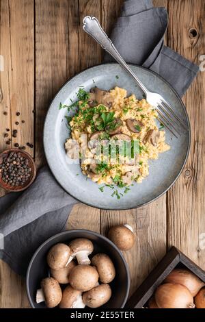 Uova strapazzate nutrienti con funghi, cipolla e prezzemolo per colazione Foto Stock