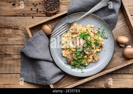 Uova strapazzate nutrienti con funghi, cipolla e prezzemolo per colazione Foto Stock