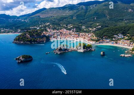 Una vista aerea della piccola cittadina di mare di Pargas in Grecia. Foto Stock