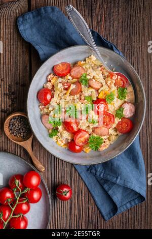 LECO, stufato di verdure semplice con pomodori, peperone, cipolla, uova e fette di salsiccia fritte Foto Stock