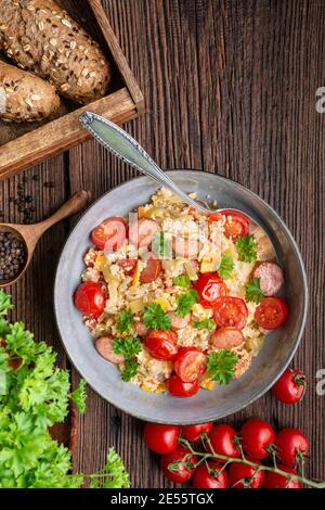 LECO, stufato di verdure semplice con pomodori, peperone, cipolla, uova e fette di salsiccia fritte Foto Stock