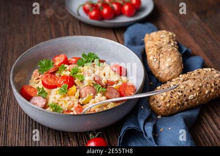 LECO, stufato di verdure semplice con pomodori, peperone, cipolla, uova e fette di salsiccia fritte Foto Stock