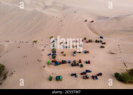 Vista aerea dei buggy nel deserto di Huacachina. Foto Stock