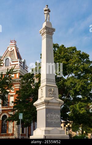 Memoriale della Guerra civile con cieli blu e nuvole sullo sfondo. Pontiac, Illinois, Stati Uniti Foto Stock