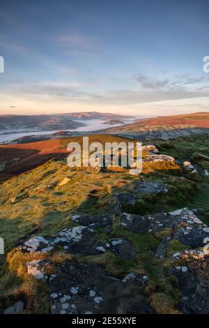 Guardando verso ovest verso la montagna Pen-y-fan dalla cima del Pan di zucchero vicino Abergavenny. Foto Stock