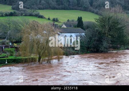 Il fiume Wye in spate a Brockweir. Foto Stock